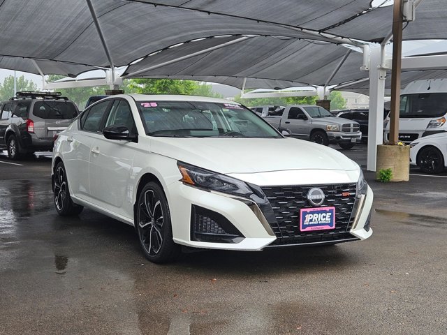 Used 2025 Nissan Altima 2.5 SR w/ SR Premium Package image 3