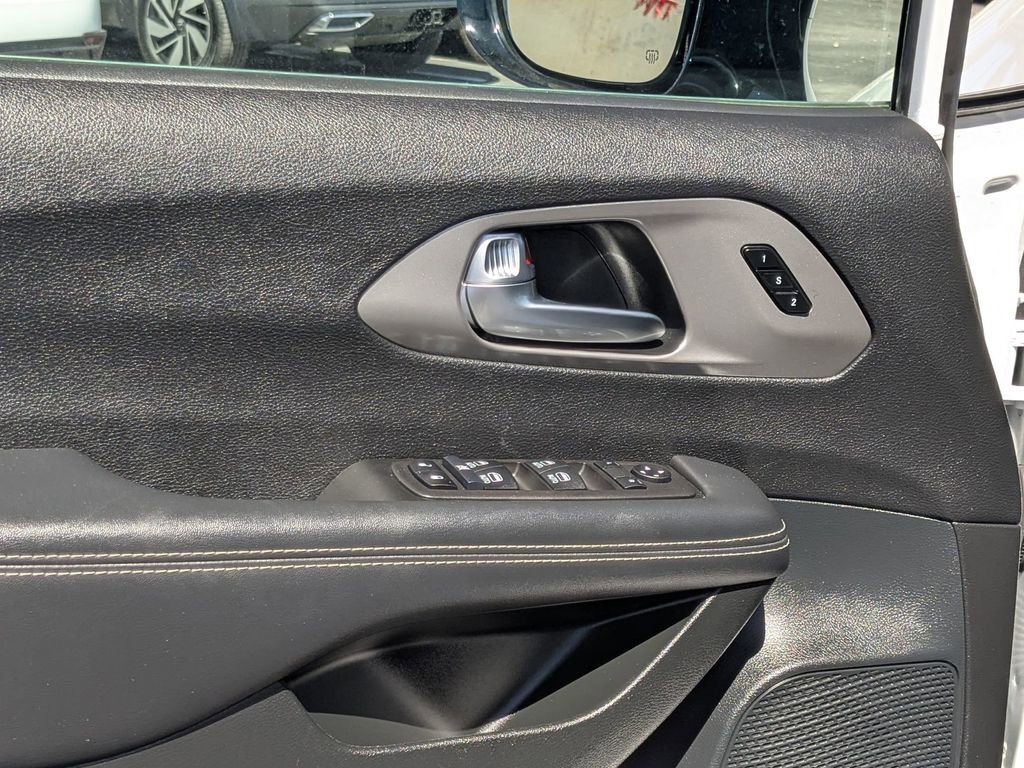 Used 2025 Chrysler Pacifica Select image 15