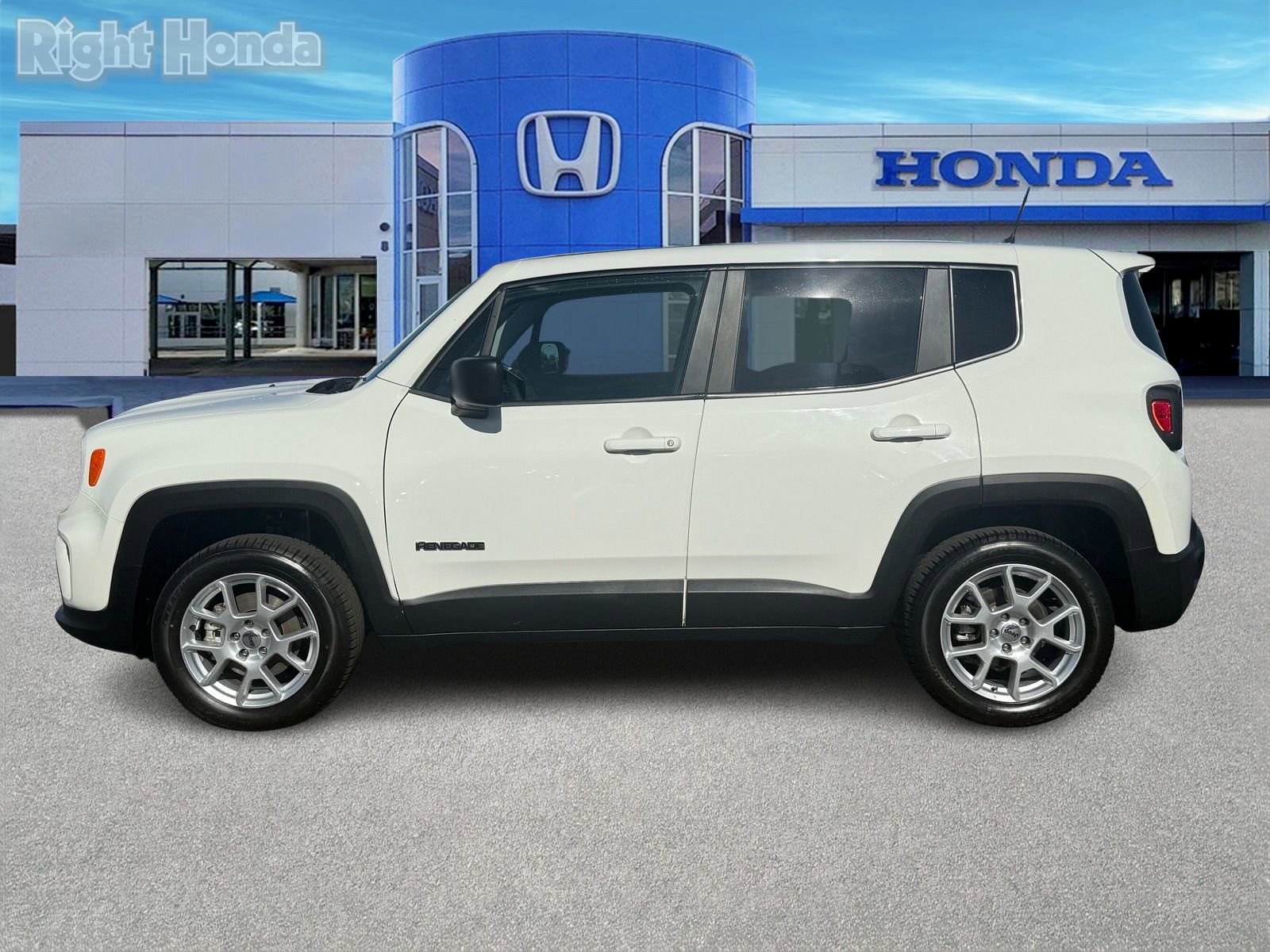 Used 2023 Jeep Renegade Latitude image 3