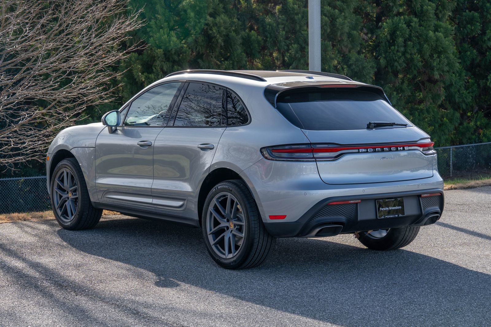 Certified 2025 Porsche Macan image 3
