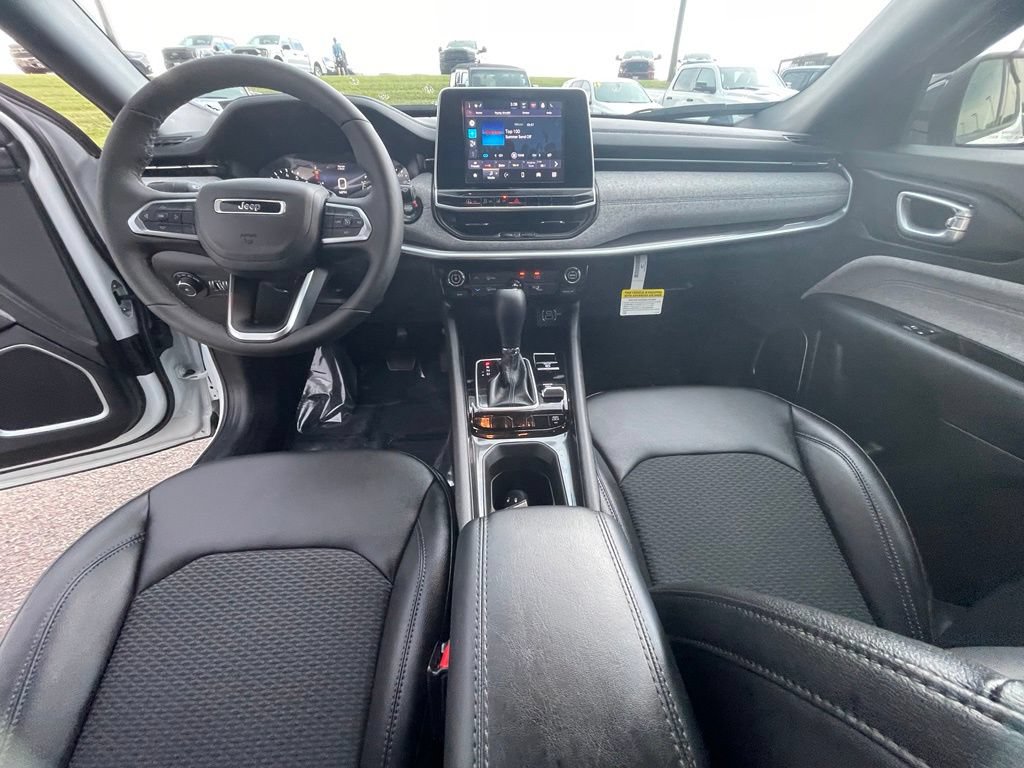 Used 2026 Jeep Compass Latitude AWD/4WD image 3