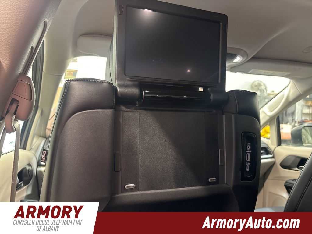 Used 2023 Chrysler Pacifica Touring-L w/ Uconnect Theater Family Group image 24