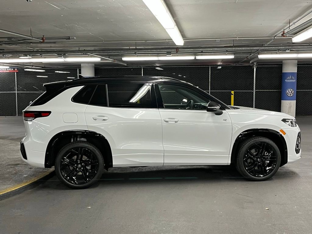 New 2025 Volkswagen Tiguan SE R-Line image 41