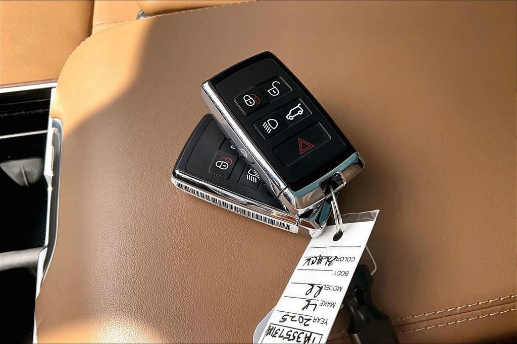 Used 2025 Land Rover Range Rover SE image 10
