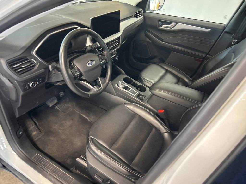 Used 2024 Ford Escape Platinum AWD/4WD image 2