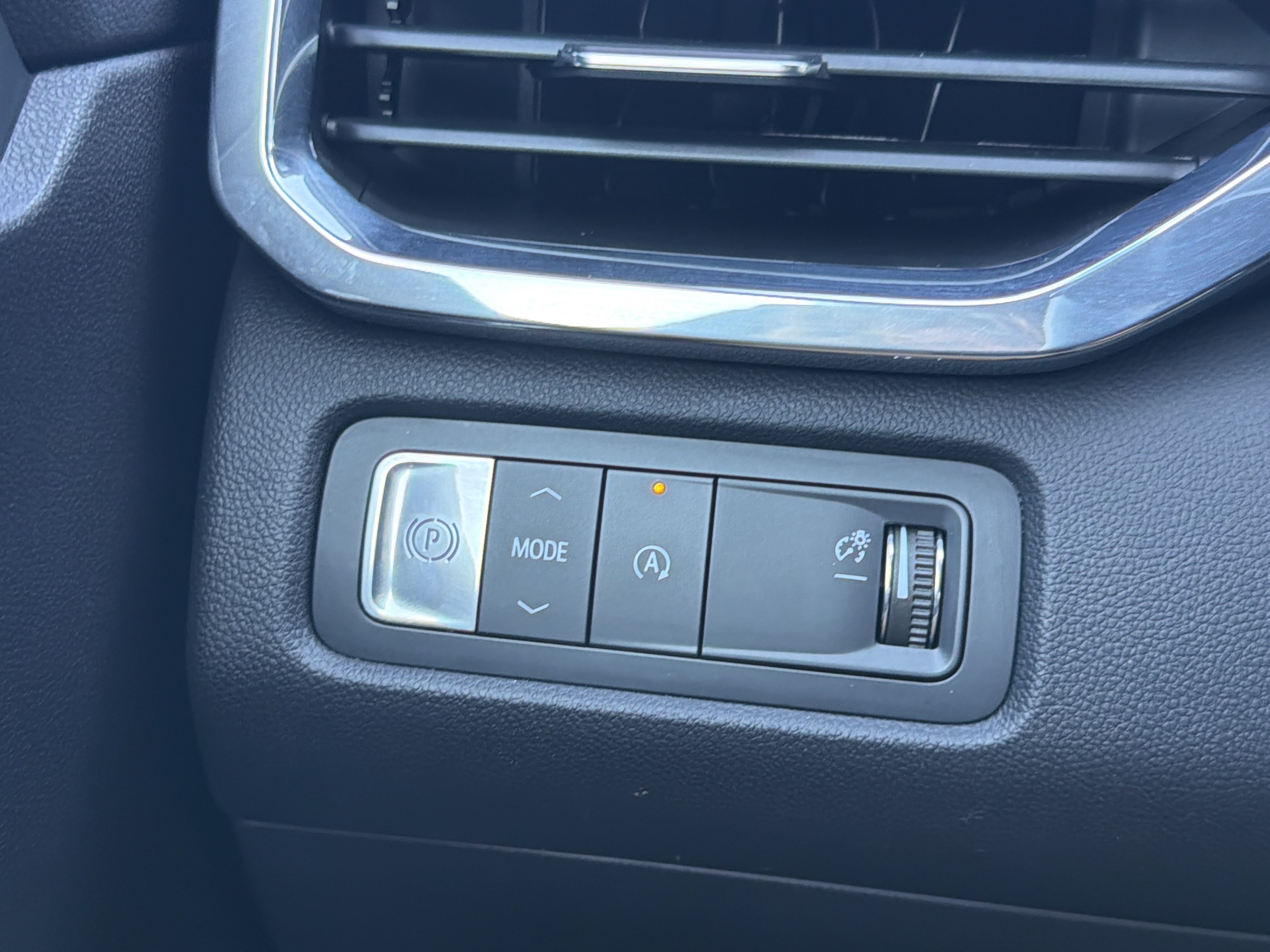 Used 2026 GMC Acadia Elevation w/ Elevation Premium Package FWD image 32
