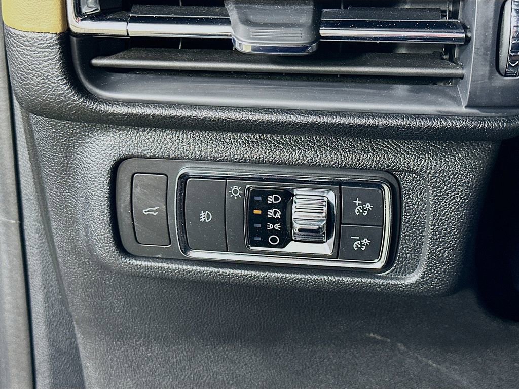 Used 2021 Lincoln Corsair Reserve w/ Sport Package image 22