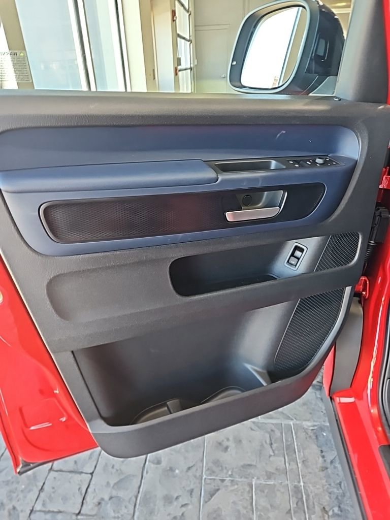 Used 2025 Volkswagen ID. Buzz Pro S Plus image 25