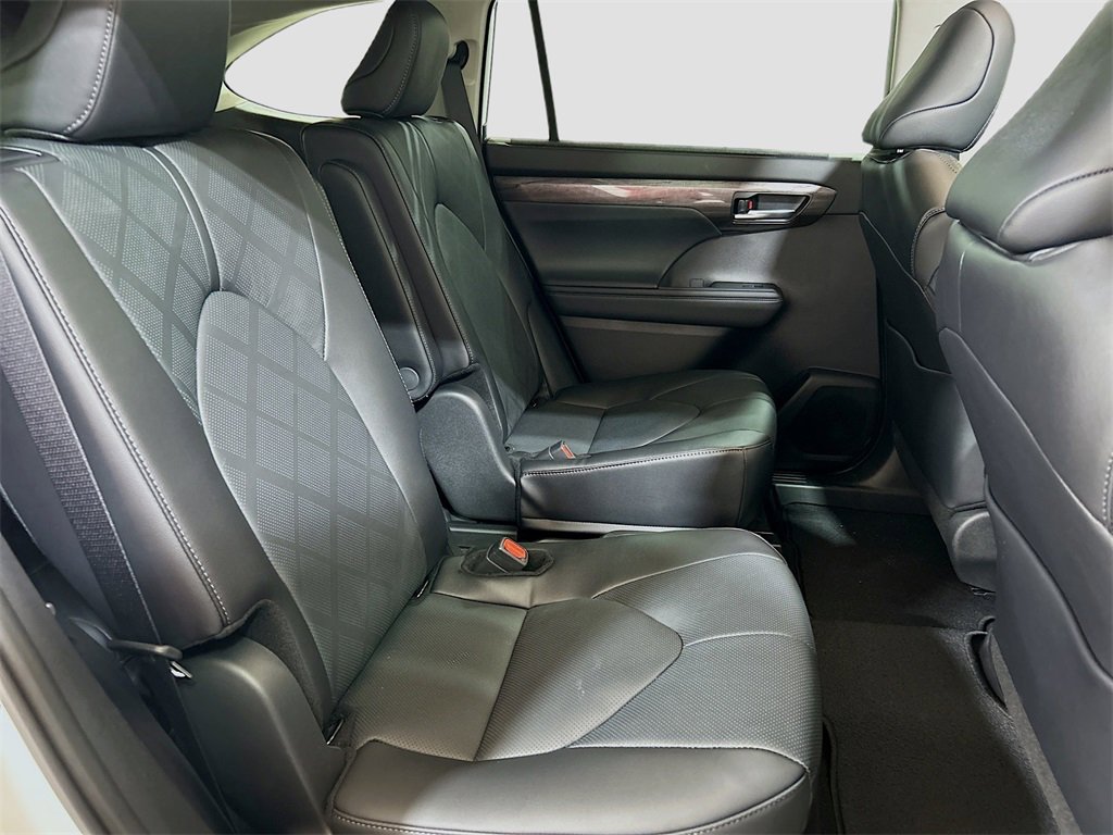 New 2025 Toyota Highlander Platinum image 26