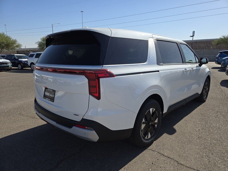 New 2026 Kia Carnival LXS FWD image 3