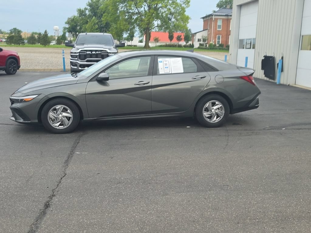 Used 2024 Hyundai Elantra SE FWD image 4