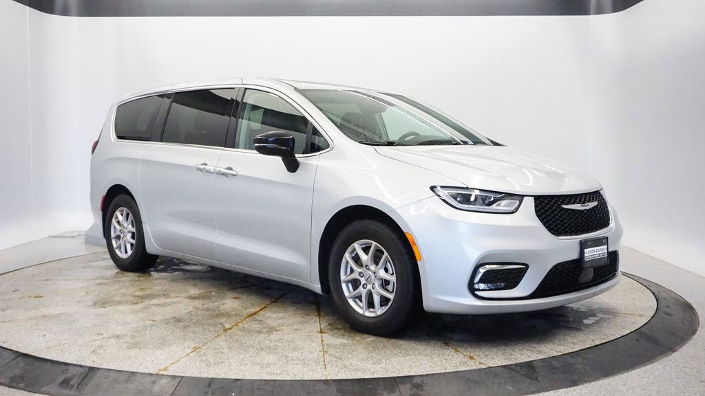 Certified 2024 Chrysler Pacifica Touring-L image 9