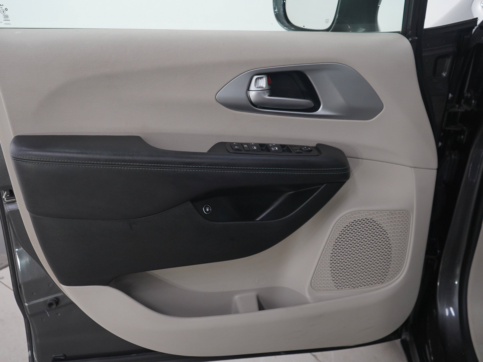 Used 2018 Chrysler Pacifica Limited w/ Advanced Safetytec Group FWD image 23