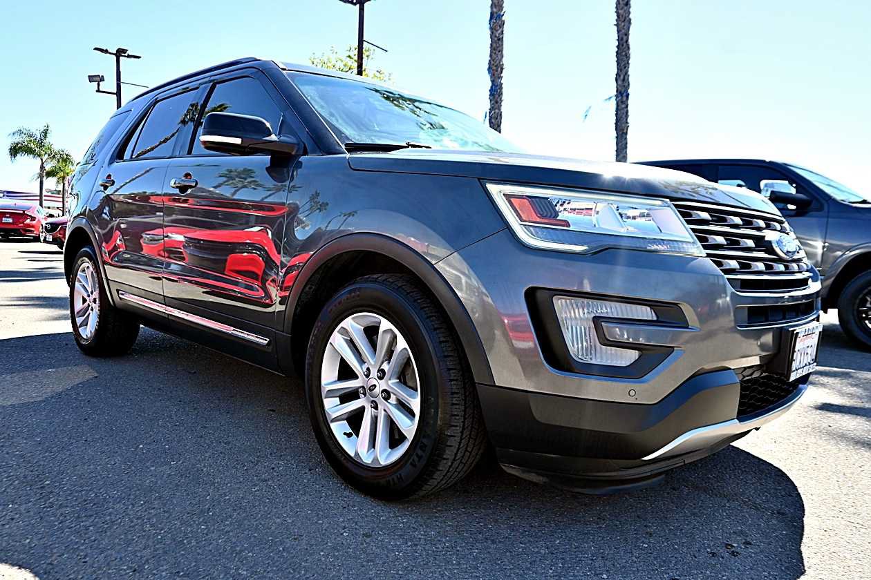 Used 2017 Ford Explorer XLT FWD image 3