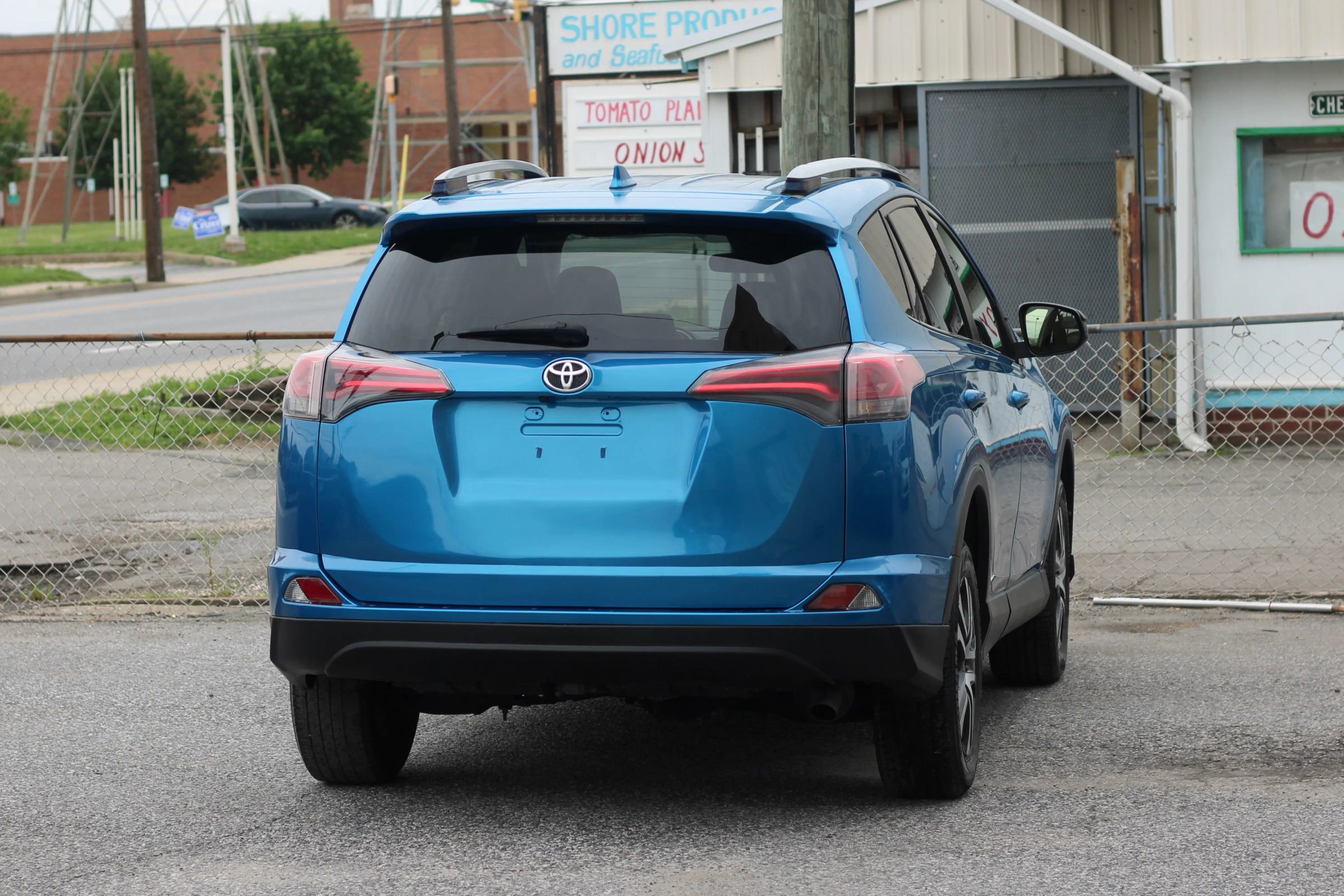 Used 2018 Toyota RAV4 LE FWD image 8