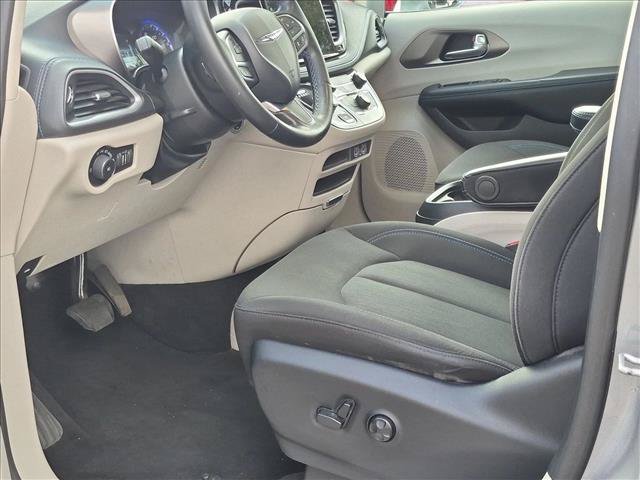 Used 2021 Chrysler Pacifica Touring w/ Cold Weather Group FWD image 18