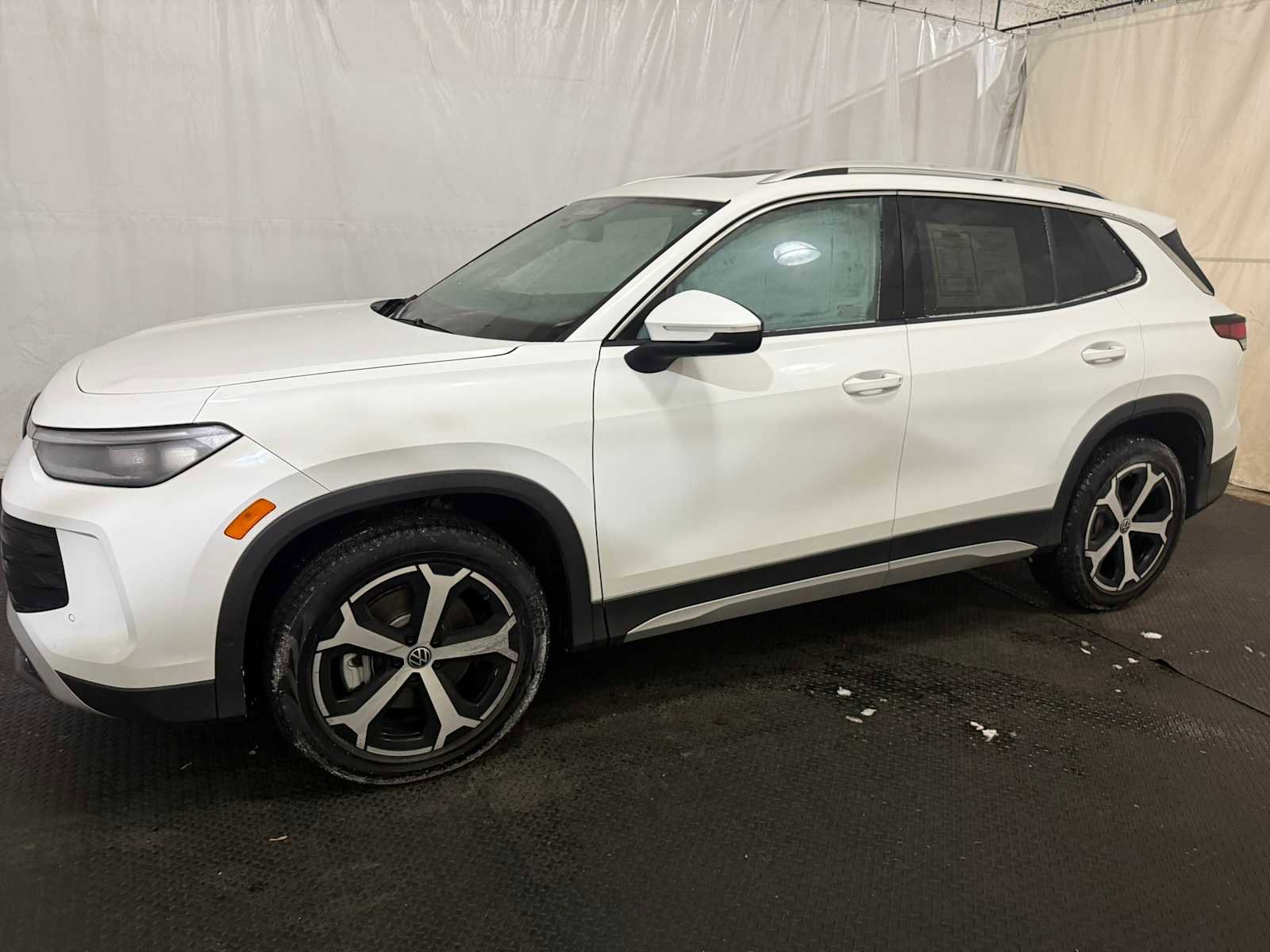 Certified 2025 Volkswagen Tiguan SE w/ Panoramic Sunroof Package image 2