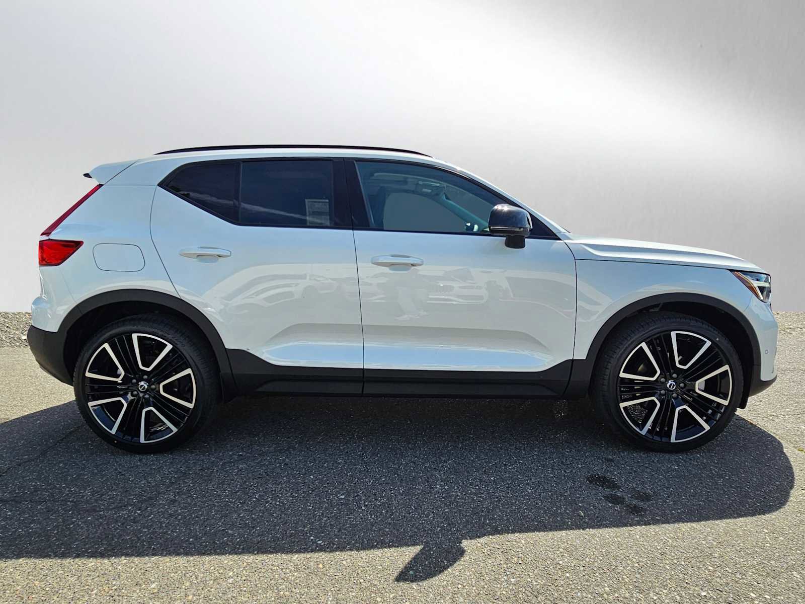 New 2025 Volvo XC40 B5 Ultra w/ Protection Package Premier image 8