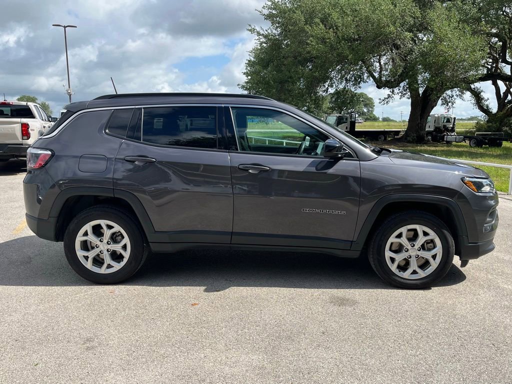 Used 2024 Jeep Compass Latitude AWD/4WD image 4