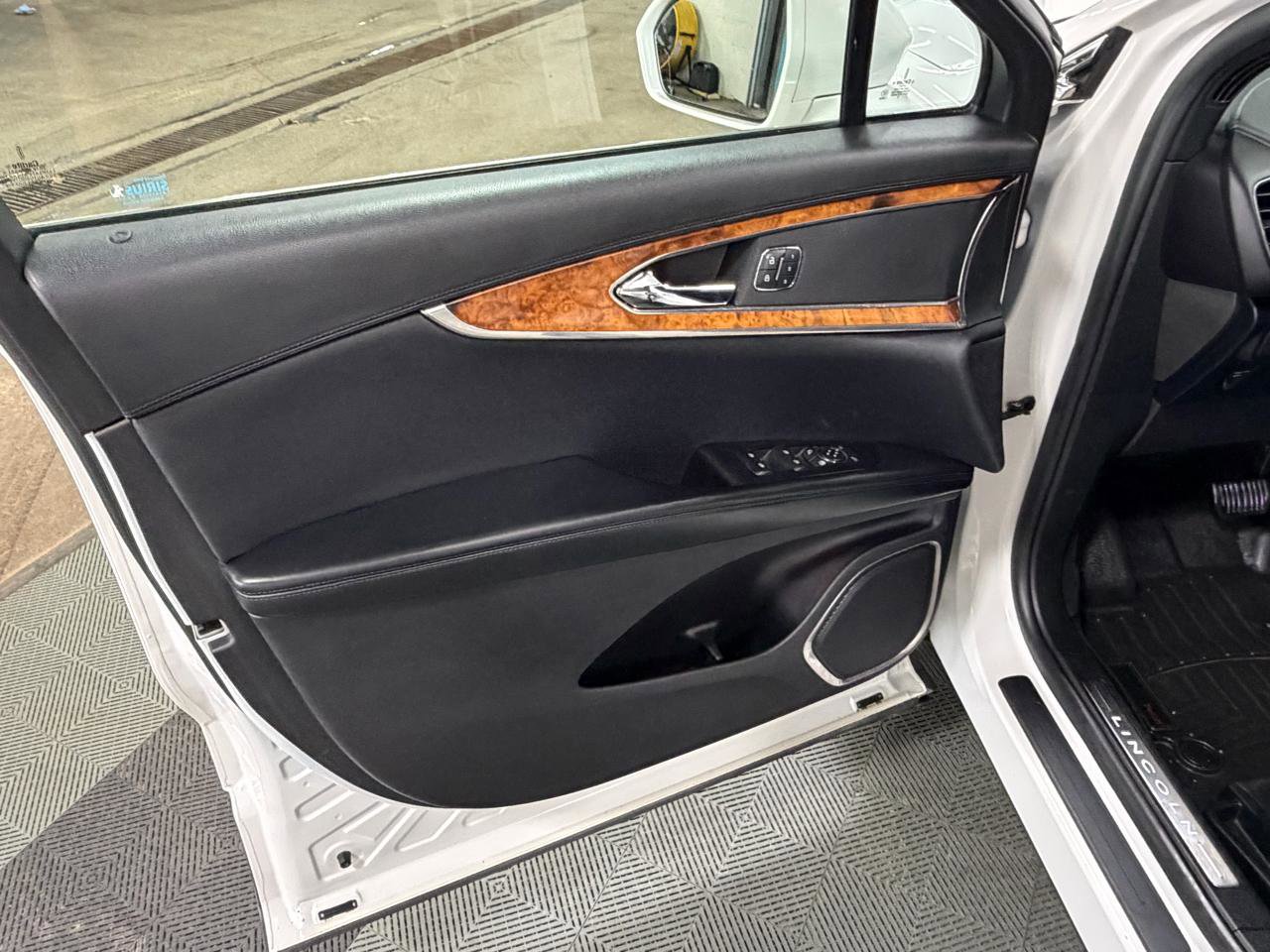 Used 2017 Lincoln MKX Reserve w/ Lincoln MKX Climate Package image 27