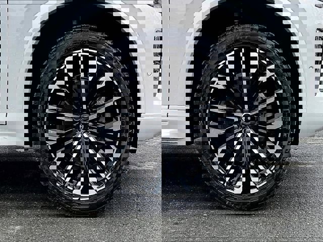 Used 2025 Volvo XC90 B6 Plus image 9