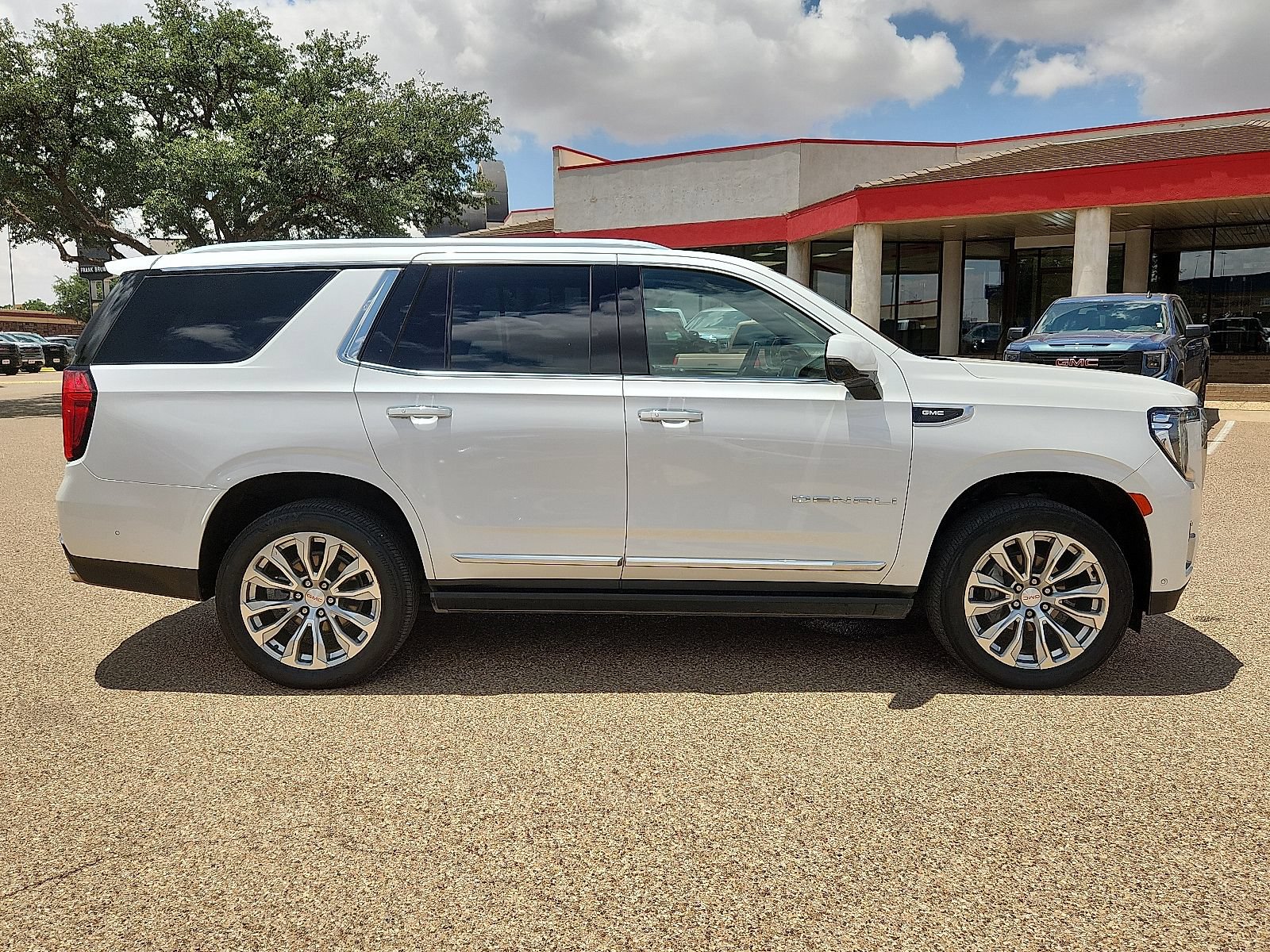 Used 2024 GMC Yukon Denali w/ Denali Reserve Package AWD/4WD image 5