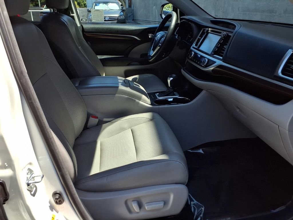 Used 2016 Toyota Highlander Limited w/ Driver Technology Package FWD image 26