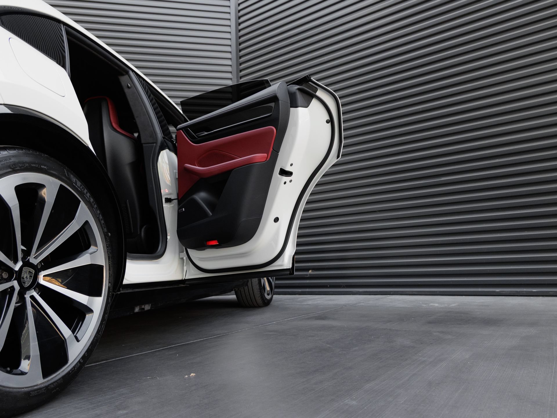 Certified 2025 Porsche Macan Turbo Electric AWD/4WD image 31