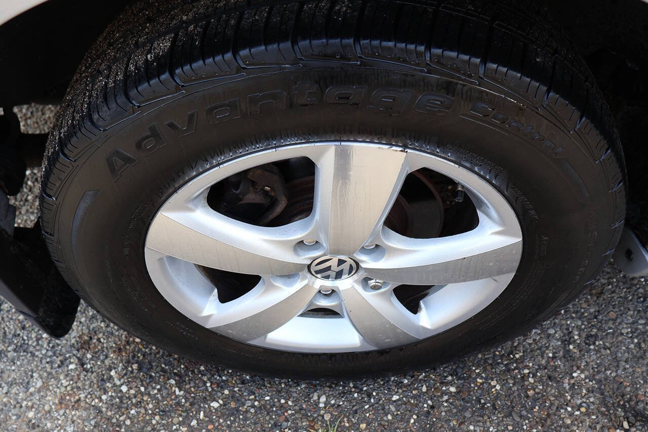 Used 2010 Volkswagen Routan SE FWD image 11