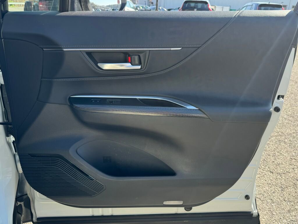 Used 2022 Toyota Venza XLE image 21