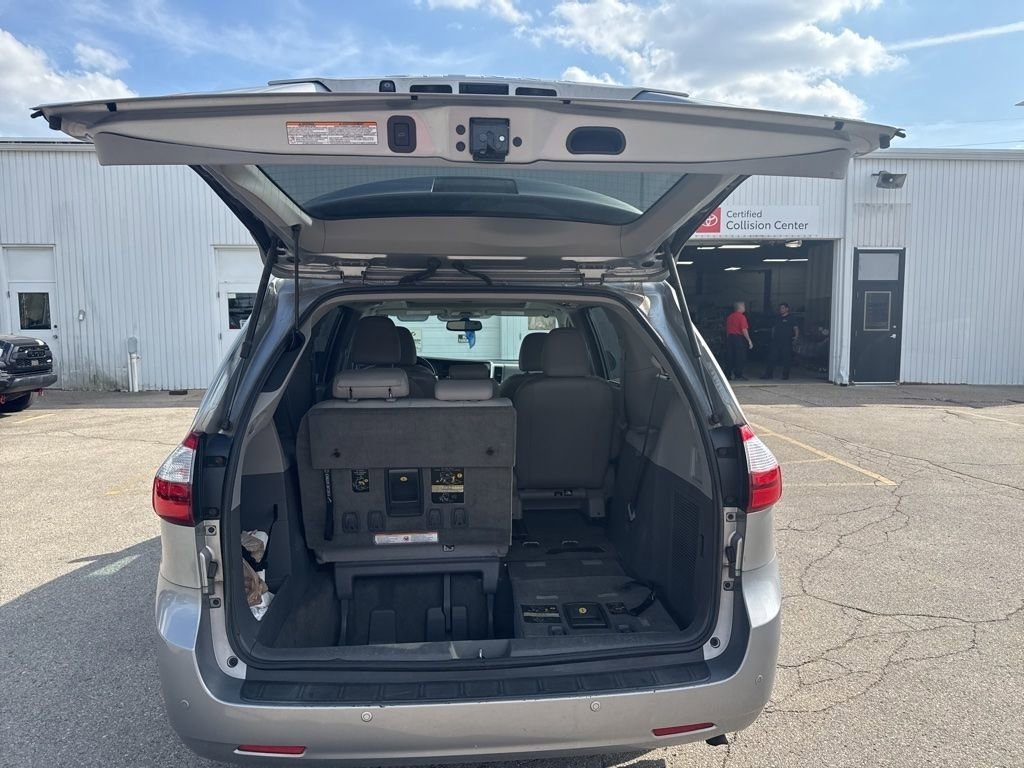 Used 2017 Toyota Sienna XLE image 6