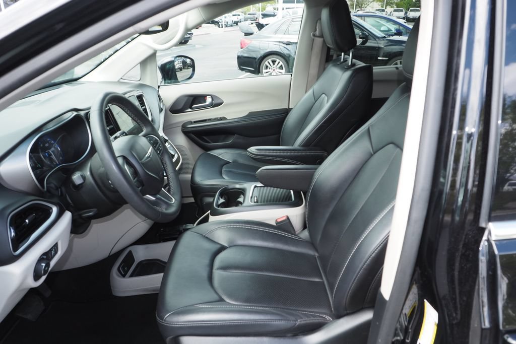 Used 2024 Chrysler Pacifica Touring-L FWD image 13