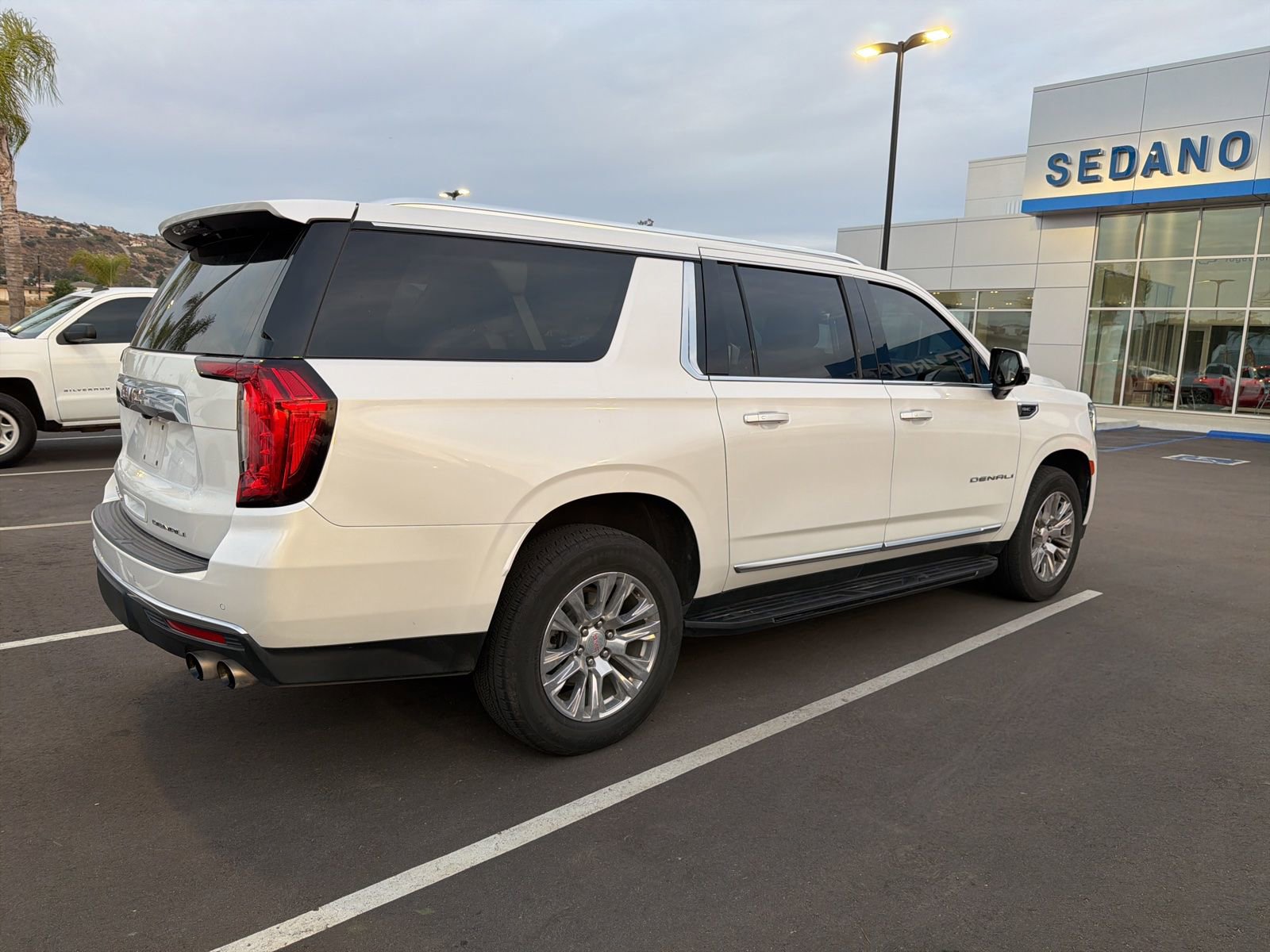 Used 2023 GMC Yukon XL Denali image 15