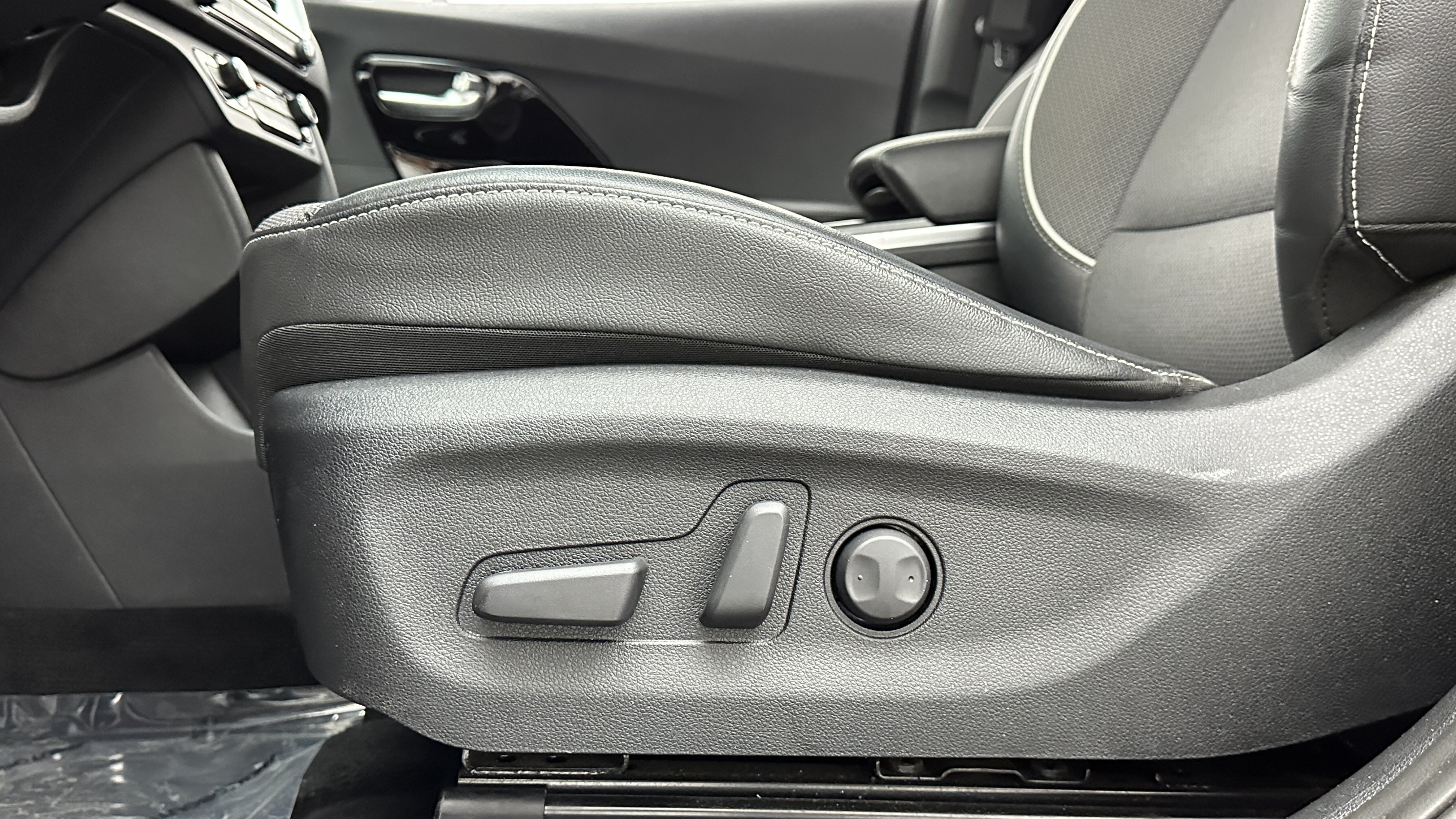 Used 2020 Kia Niro EX w/ Cold Weather Package FWD image 23