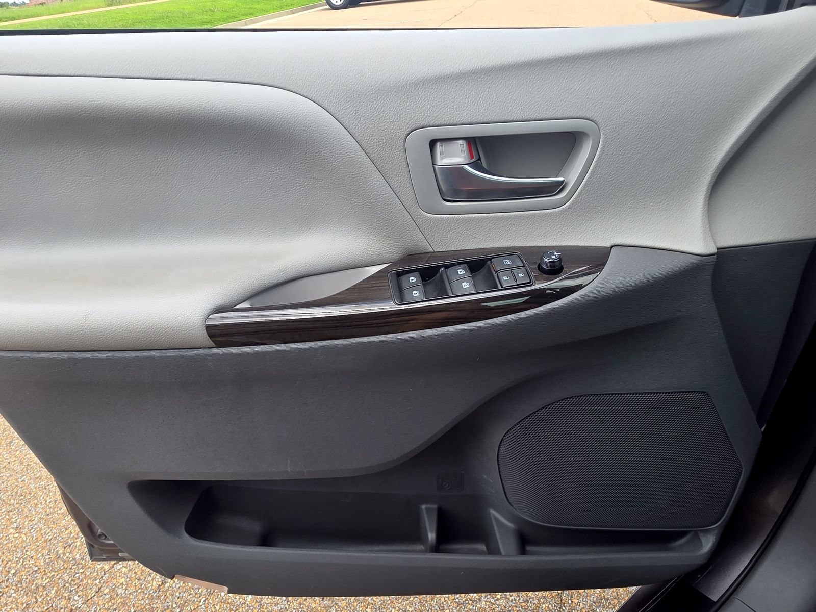 Used 2018 Toyota Sienna XLE w/ XLE Navigation Package FWD image 22
