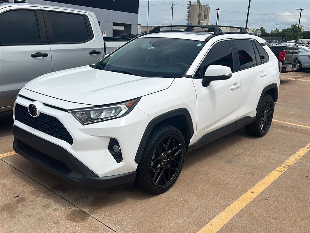 Used 2019 Toyota RAV4 XLE w/ Convenience Package FWD image 2