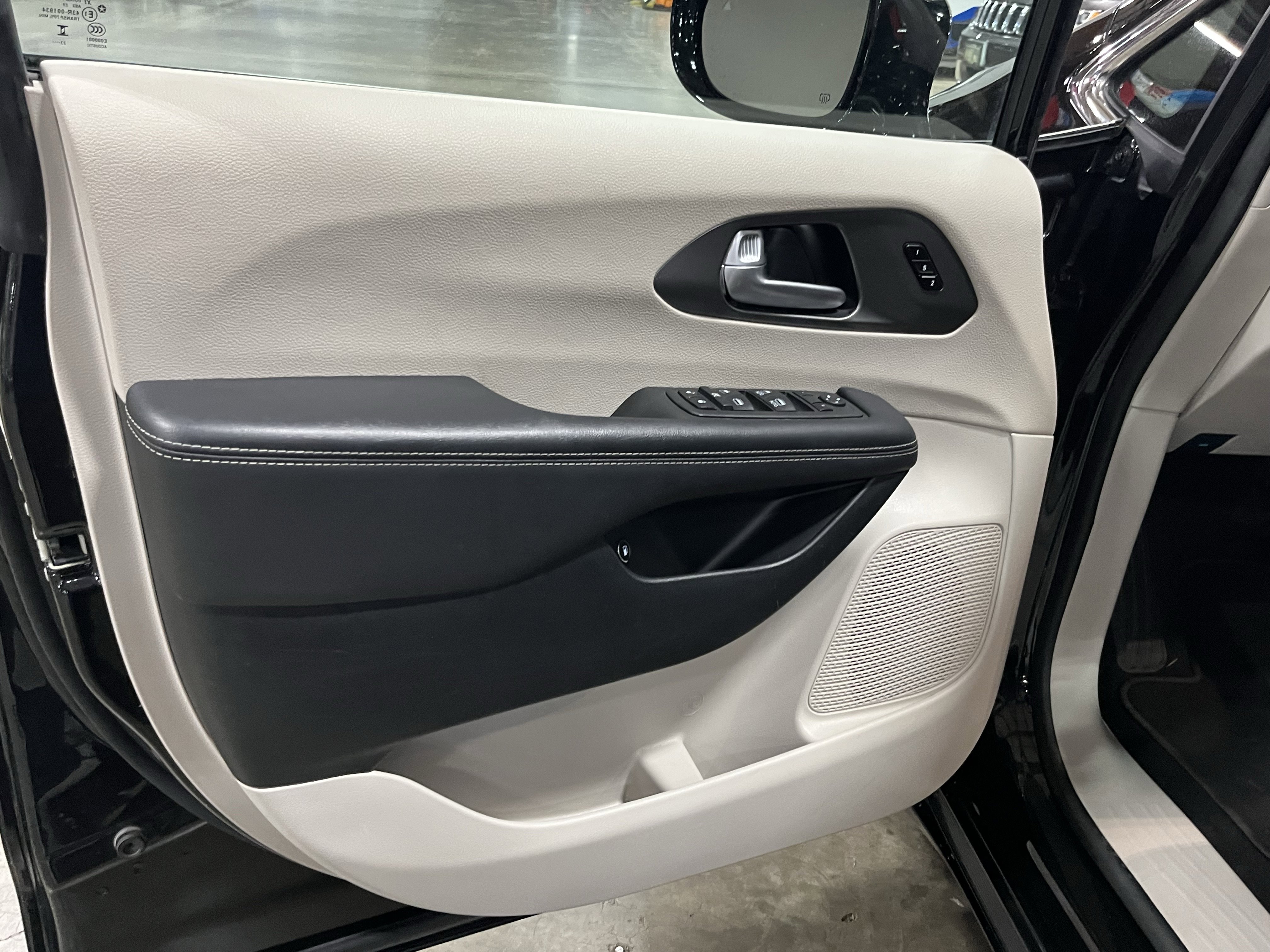 Used 2024 Chrysler Pacifica Select image 16