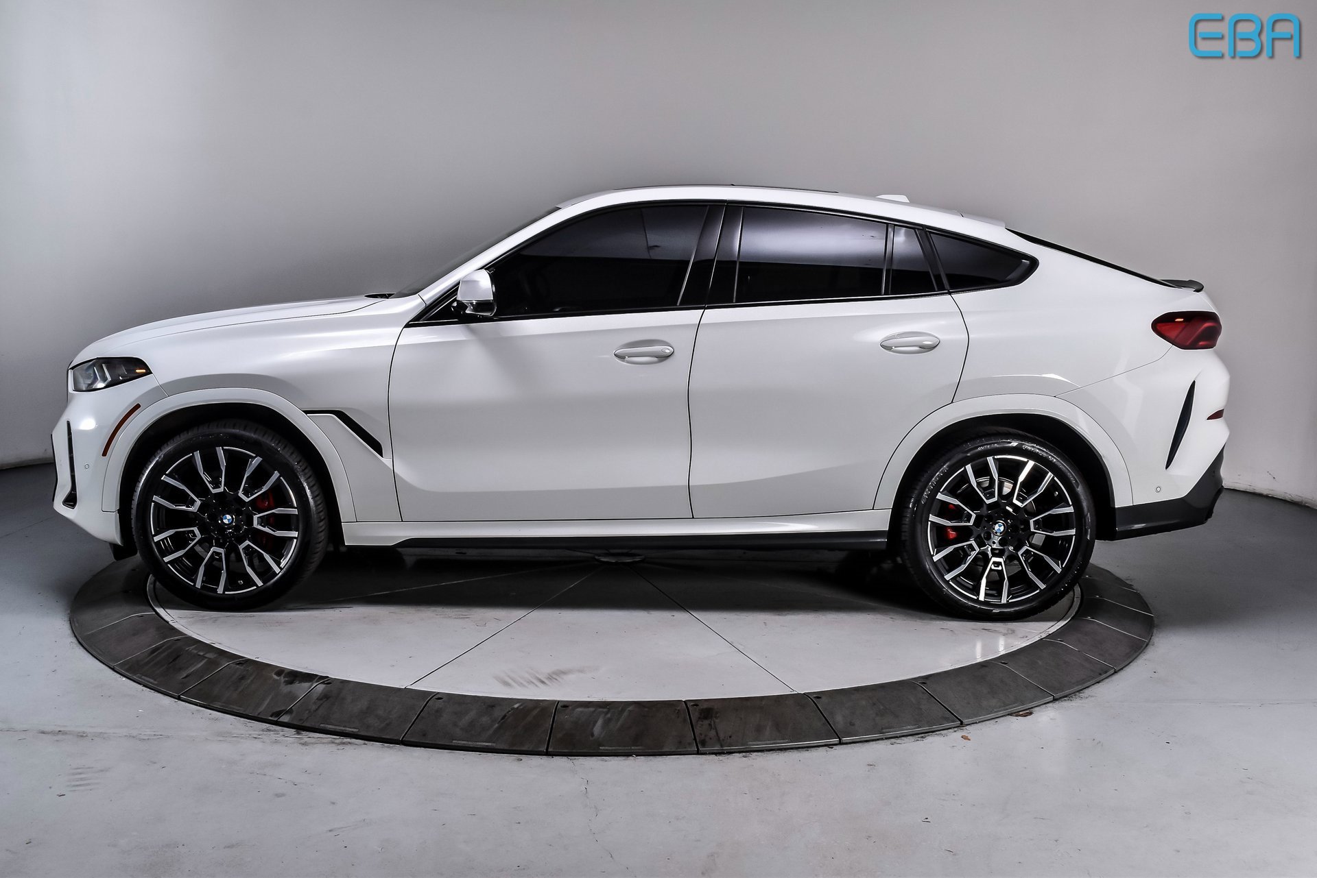Used 2025 BMW X6 xDrive40i w/ Executive Package image 3