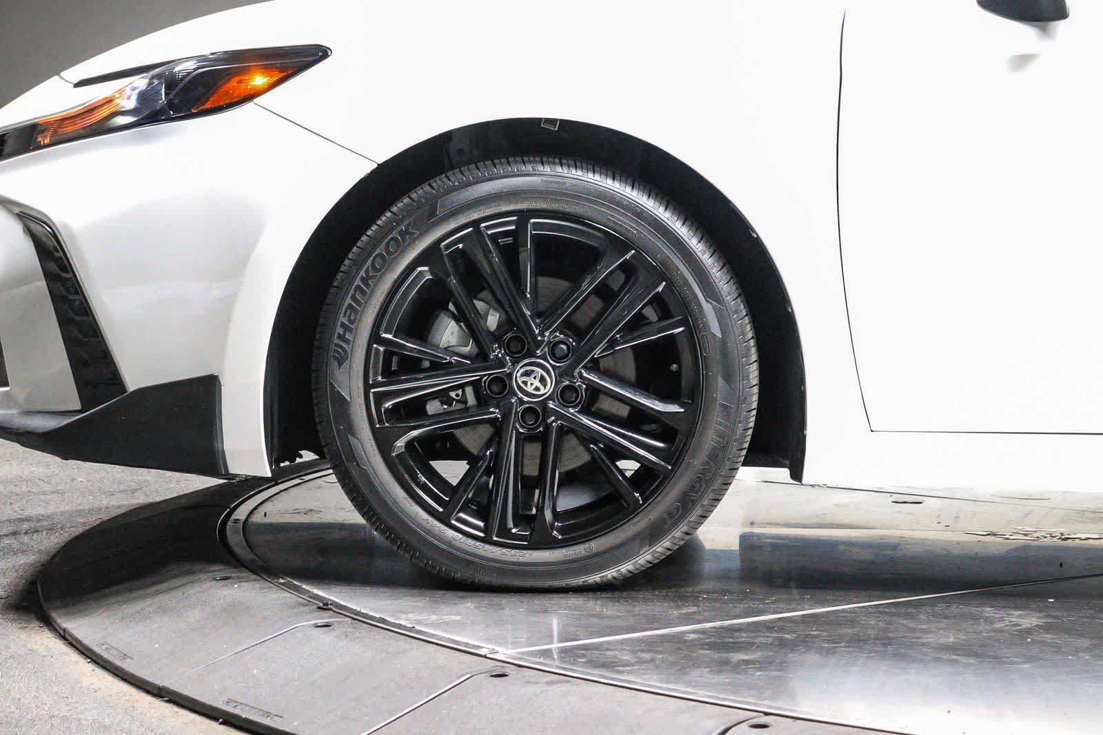 Used 2025 Toyota Camry SE w/ Convenience Package FWD image 8