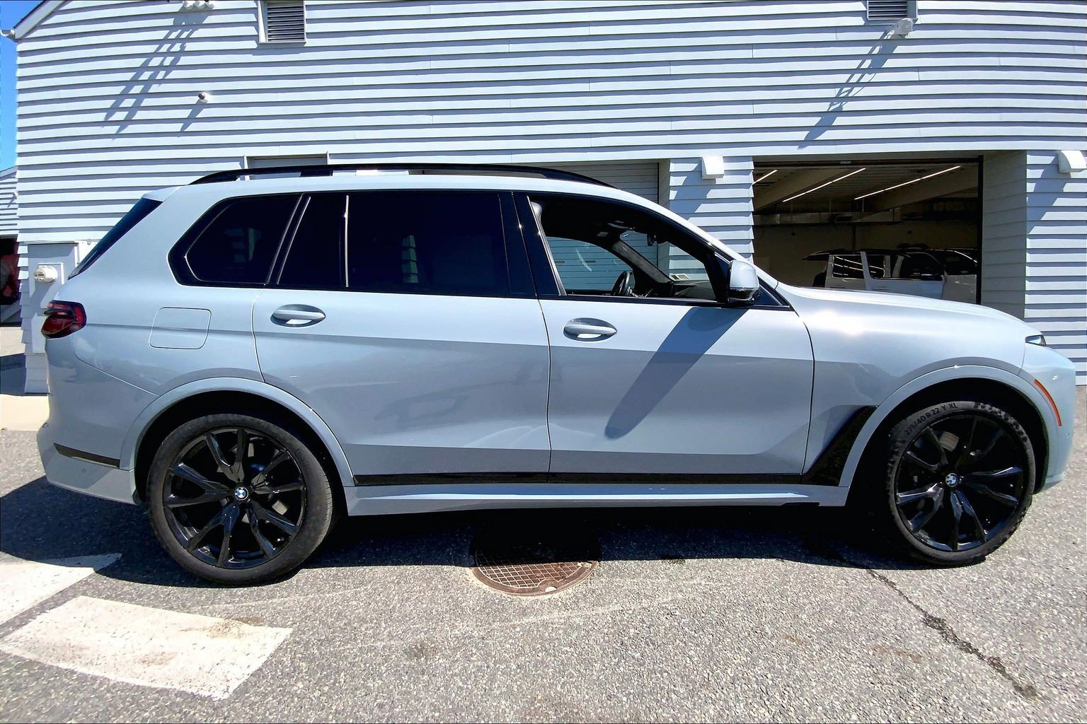 Used 2024 BMW X7 xDrive40i w/ M Sport Package AWD/4WD image 8