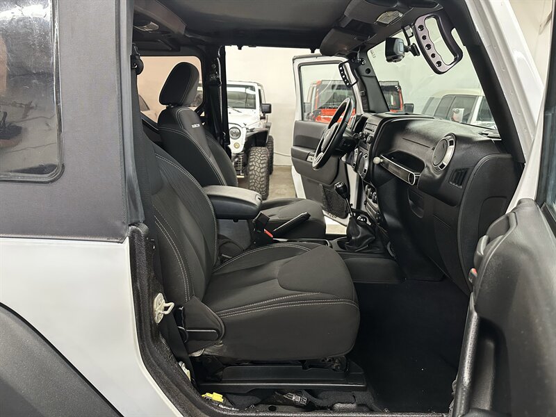Used 2015 Jeep Wrangler Rubicon w/ Power Convenience Group AWD/4WD image 17
