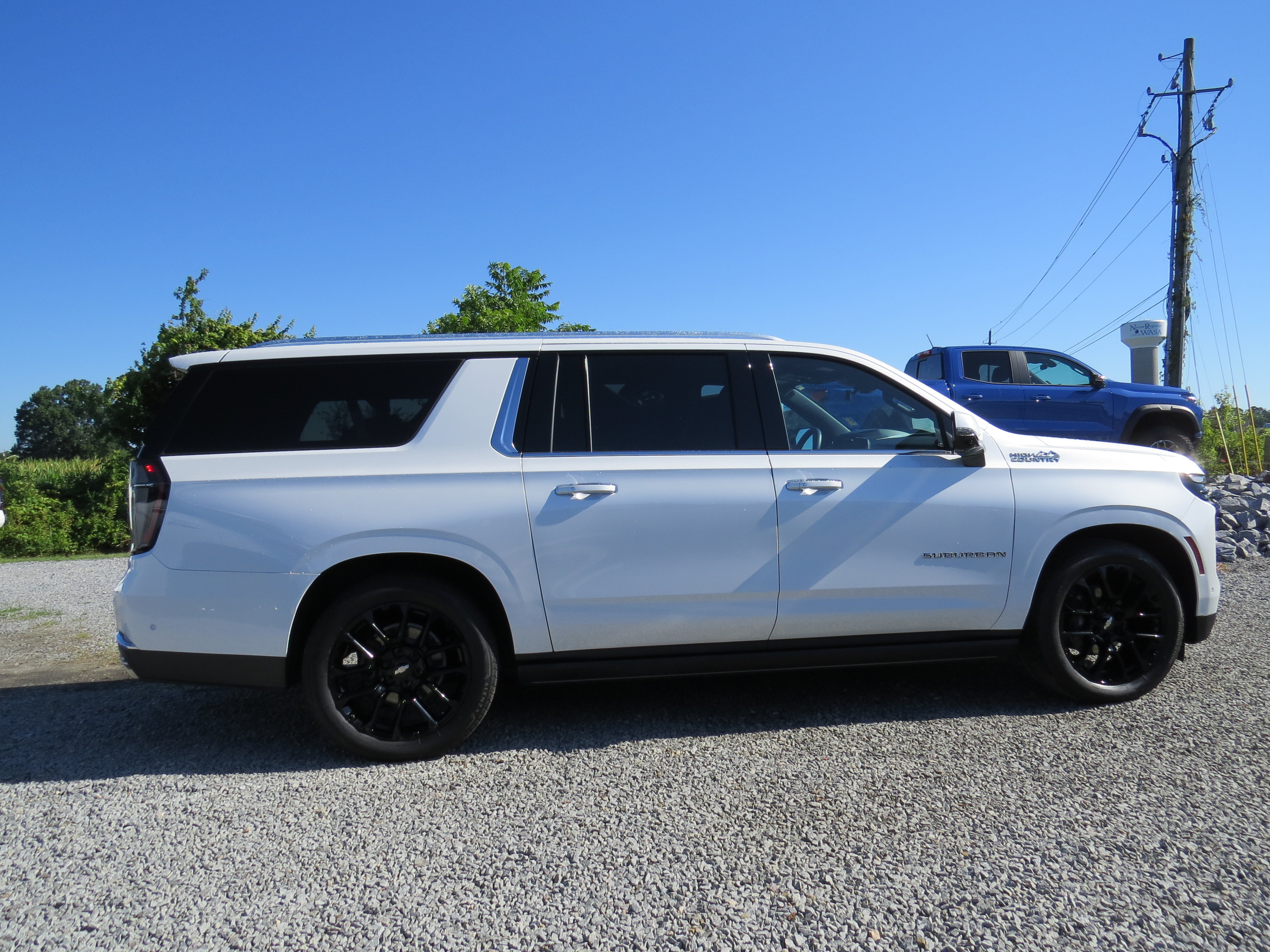 Used 2025 Chevrolet Suburban High Country AWD/4WD image 16