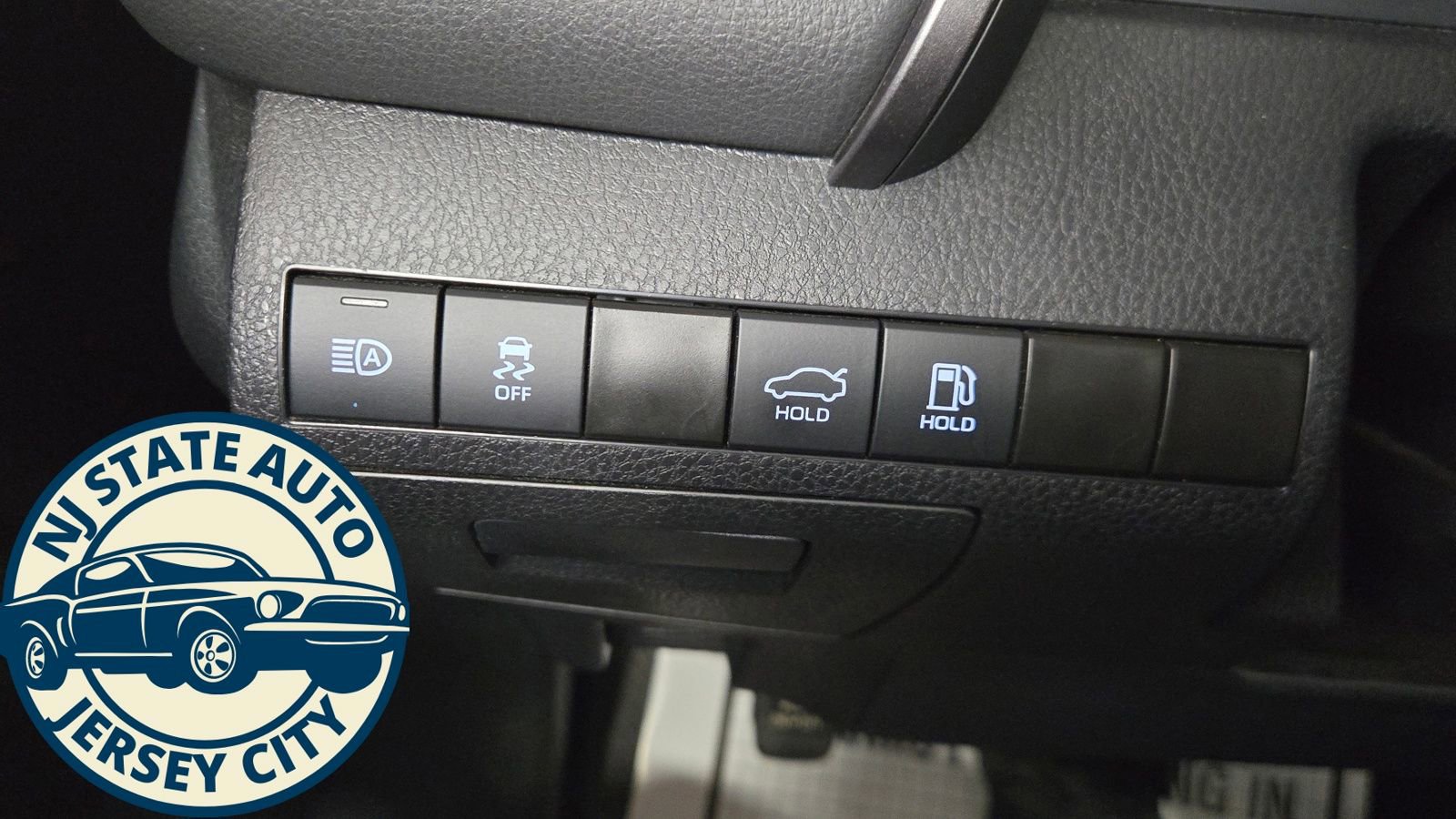 Used 2024 Toyota Camry SE image 19