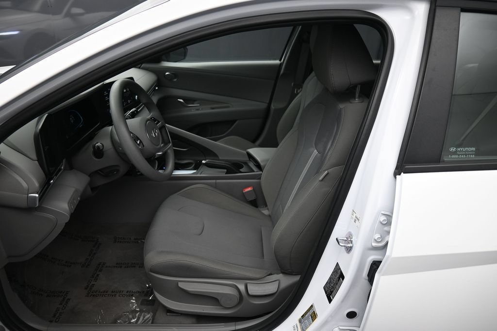 Certified 2025 Hyundai Elantra SE w/ Cargo Package FWD image 18