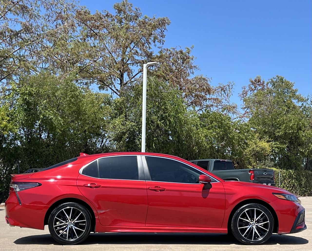 Used 2024 Toyota Camry SE FWD image 3