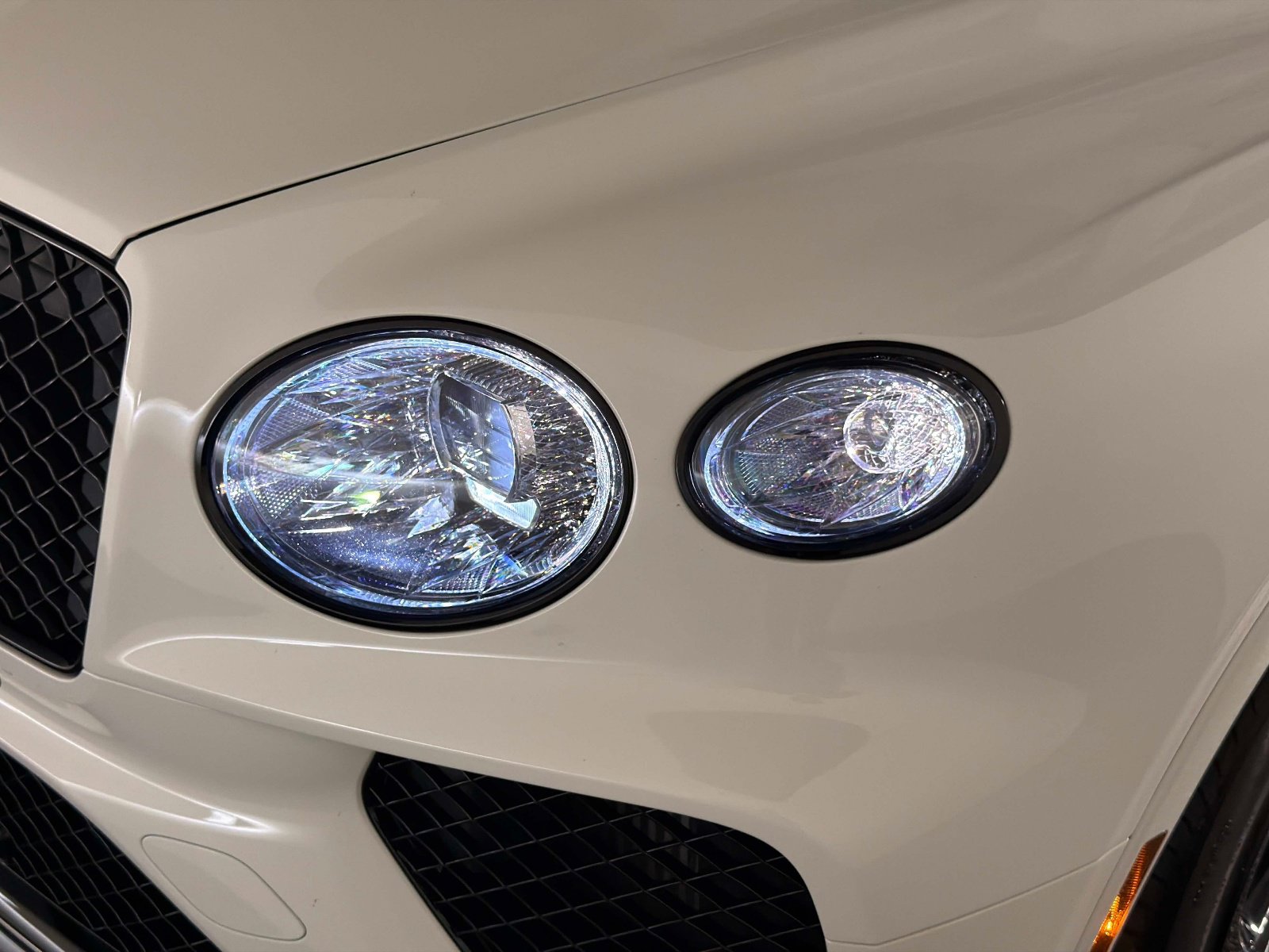 Used 2024 Bentley Bentayga Plug-In Hybrid image 10