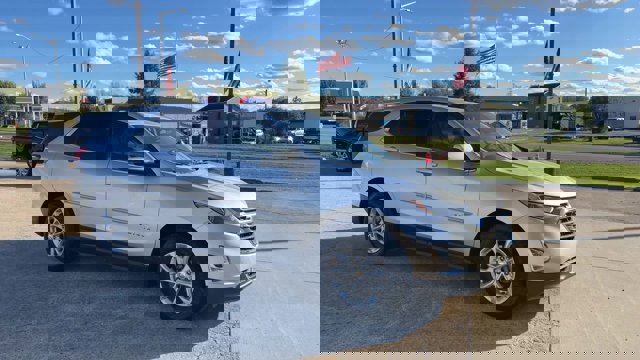 Used 2019 Chevrolet Equinox LT image 2