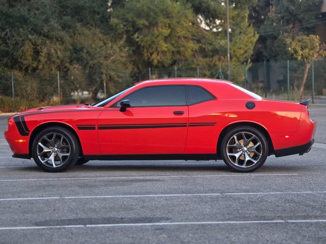 Used 2016 Dodge Challenger SXT w/ Driver Convenience Group RWD image 18