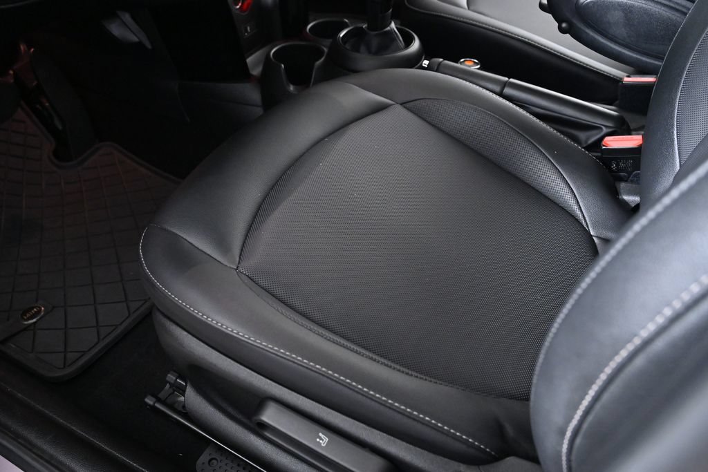 Used 2021 MINI Cooper 4-Door Hardtop w/ 6.5" Touchscreen Package FWD image 25