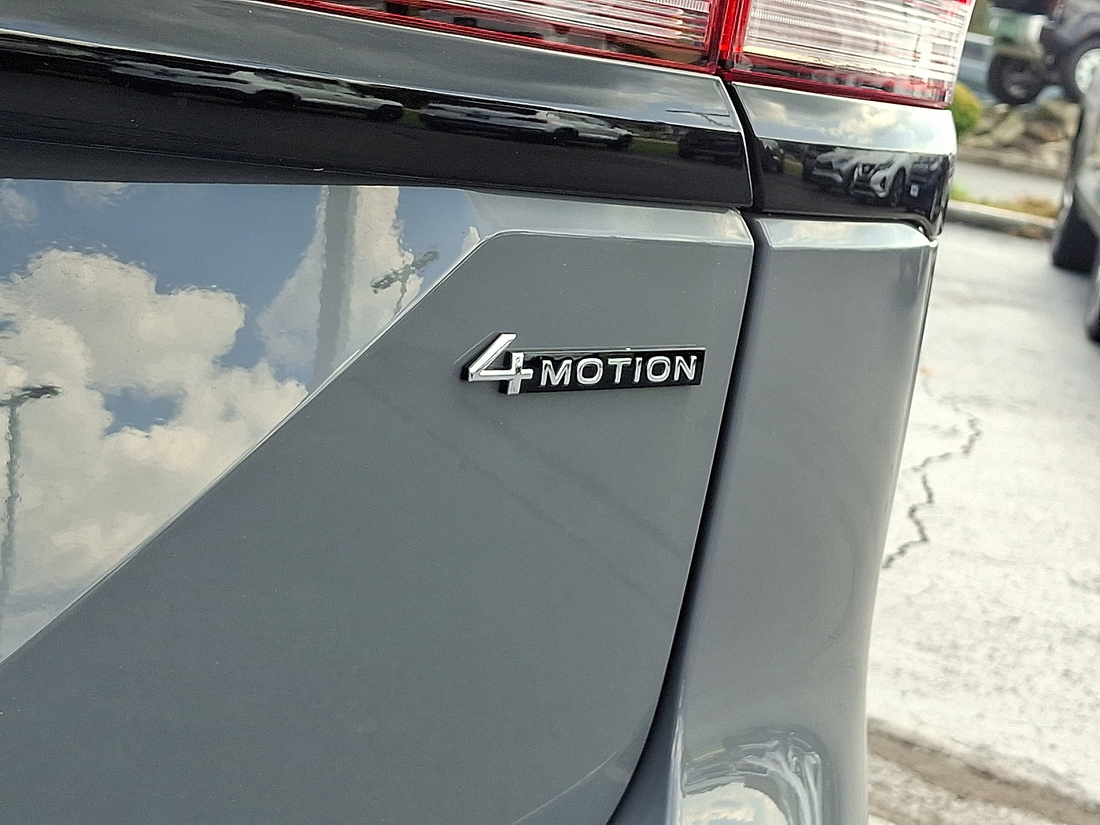 Certified 2025 Volkswagen Atlas Peak Edition SE image 32